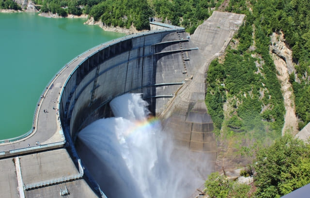 黒部ダムの放水中の画像