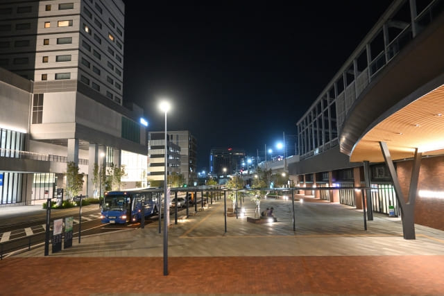 夜の長崎駅の風景画像