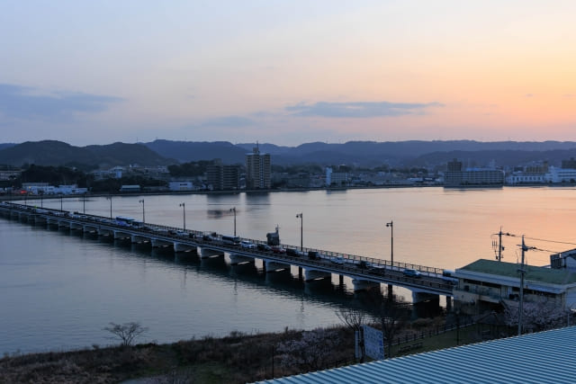 夕暮れの唐津市松浦川と町並み