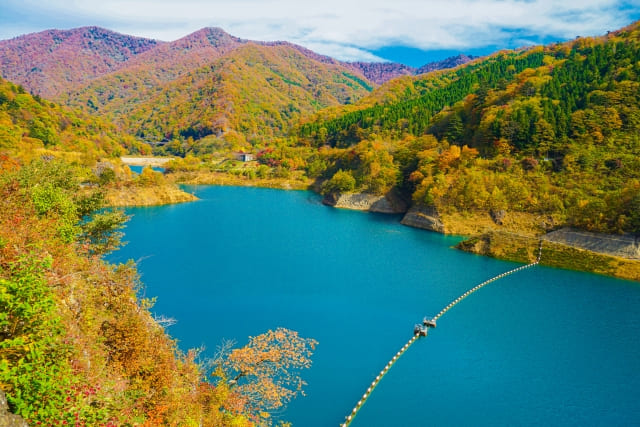 奥四万ダムの紅葉の風景